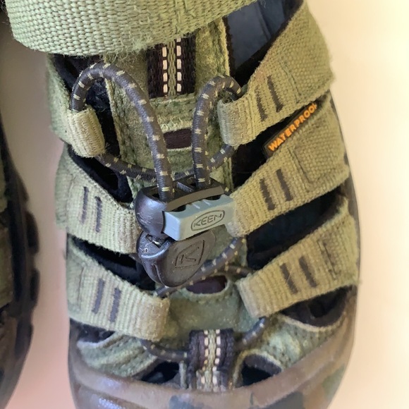 Kids Green and Camouflage Waterproof Keens Shoes - Picture 7 of 16